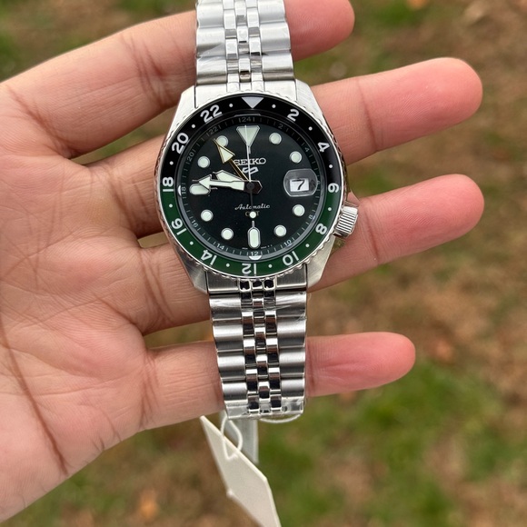 Seiko GMT automatic Watch with Green and Silver Accents Mens - Picture 11 of 14